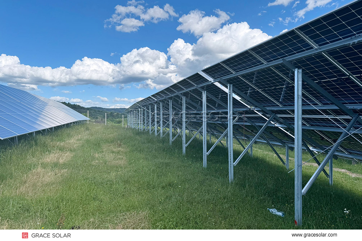 砂嵐環境で二軸トラッカーを清掃するAIソーラークリーニングロボット